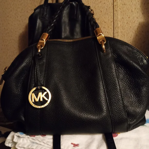 Coach / Michael Cole/fossil / pocketbooks like new also name brand wallets-- - Picture 4 of 7